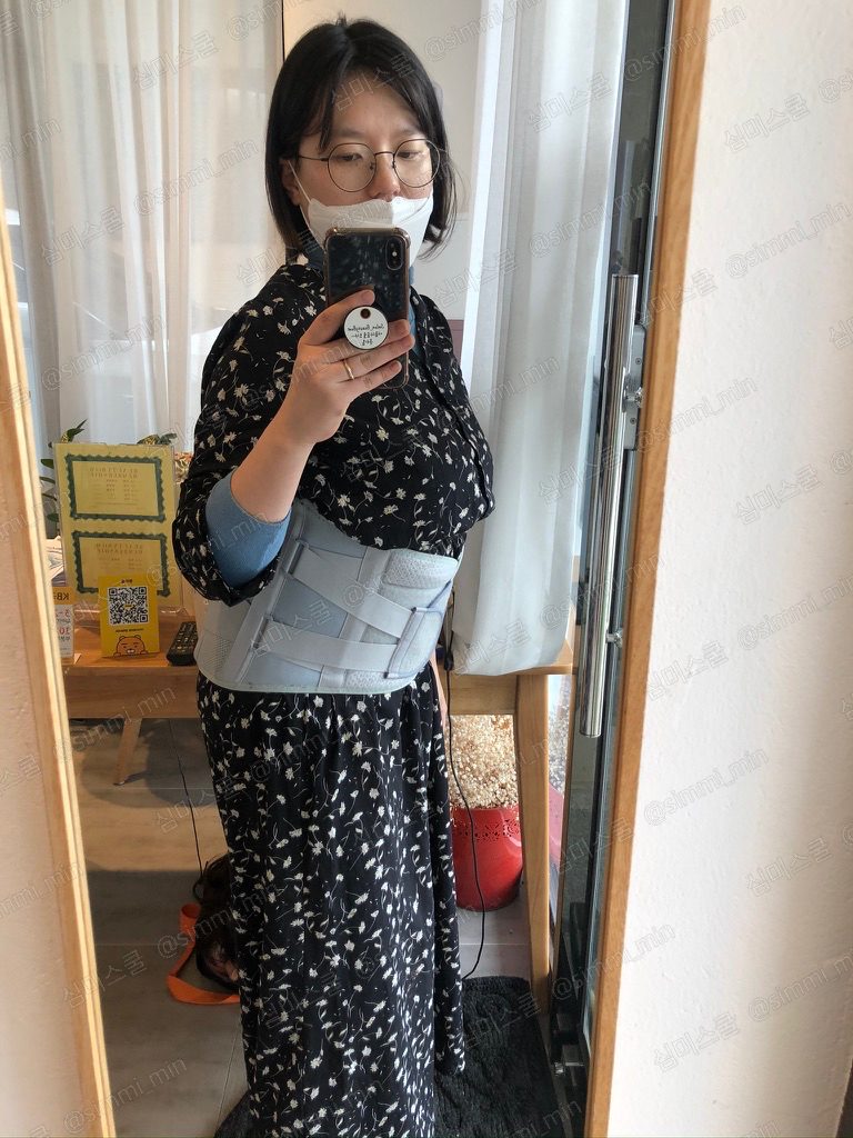 허리 보호대를 하고 일하던 그 시절의 심미쌤